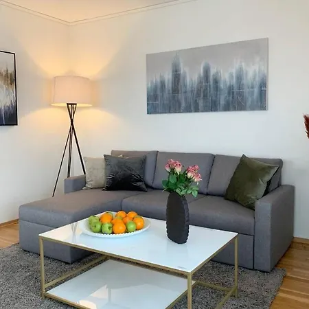 Luxury Penthouse Apartment, Best Location With Parking! *
