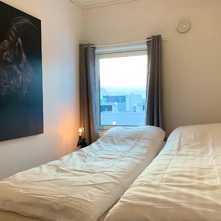 Luxury Penthouse Apartment, Best Location With Parking! *